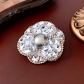 Dettaglio spilla a fiore fatta a mano con strass argento e perla centrale grigia - Spilla 52# - Oro - Trasparente