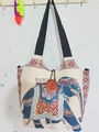 Ethnische Canvas-Tragetasche mit buntem Elefantenstickerei und Holzknopf-Detail - Stil 43-Blau Großer Ethno Elefant