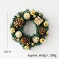 Weihnachtskranz mit 35cm Durchmesser mit goldenen Ornamenten und Zapfen - Mittel / Gold
