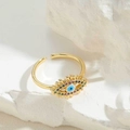 Detailaufnahme eines verstellbaren Evil-Eye-Rings mit bunten Edelsteinen und Gold-Finish - Gold-Blau Emaille