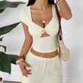 Elegante witte geribbelde tweedelige set met cutout-top en bijpassende mini-rok - S / Abrikoos