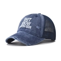 Détail de la casquette trucker bleue lavée avec broderie et visière effet usé - Réglable / Bleu marine