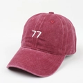Dettaglio del ricamo bianco 77 su cappellino da baseball in cotone lavato bordeaux - Regolabile / Borgogna