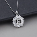 Pendentif rond argenté avec lettre E et pierres en zircone étincelantes sur collier - Lettre E / Argenté