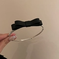 Doppellagiger Choker mit schwarzer Schleife auf silbernem Ring und glänzendem Zirkon - Schleife Choker / Silber