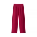 Dettaglio dei pantaloni da completo color magenta a vita alta con eleganti pieghe - Pantaloni Rosso Vino