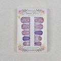 Vue détaillée de 24 faux ongles lilas avec fleurs 3D et perles dans leur boîte cadeau - Style Dégradé Fleur 3D Violette Française (WY-093) / Ensemble de 24 Pièces