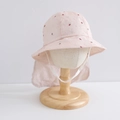 Dettaglio cappello rosa con ricamo a fragola e protezione per il collo per bambine - 48cm (6M-2A) / Rosa