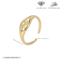 Dettaglio ravvicinato dell'anello a fiore in argento S925 con zirconi e marchio - Aperto Regolabile / Argento 925 placcato oro giallo