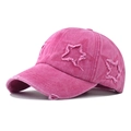 Detailaufnahme der rosa gewaschenen Baumwollkappe mit ausgefransten Sternen und Abnutzungen - Verstellbar / Stern Rosenrot