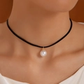 Collar ajustable de cordón negro con perla blanca y cierre dorado en modelo - Estilo de Perla Redonda (XL2218-款式一)
