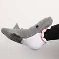 Detail von kreativen Haifisch-Stricksocken mit 3D-Flossen und Knopfaugen in Grau-Weiß - Hai-Verdickt