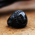 Primer plano de anillo vintage negro con piedra marmoleada y relieves barrocos - Talla US 12 / Piedra veteada negra