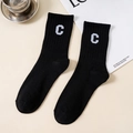 Schwarze Baumwollsocken mit weißem C-Buchstabenstickerei und klassischem Rippenstrickmuster - Schwarz