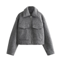 Gros plan d'une veste grise en bouclé avec fermeture éclair et grandes poches plaquées - Gris