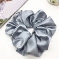 Detailansicht eines silbergrauen Satin-Scrunchie mit dichten Falten und feinem Glanz - 20cm / Silbergrau
