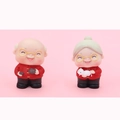 Figurines de vieux couple mignon en costumes Tang rouges avec théière et chat blanc - Ornements de grand-père et grand-mère en vinyle tenue rouge