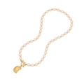 Collana di perle bianche con ciondolo a mezzaluna dorato e chiusura a levetta - Stile Arco
