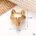 Dettaglio di un ciondolo a volpe dorata in metallo con dimensioni 2,6cm x 2,2cm e peso 8g - C142 22*26 Testa di Volpe