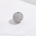 Detalle macro de cuenta de bola en plata S925 con engaste de circonitas blancas - Bola de Circonita / Oro Blanco