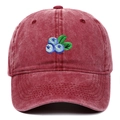 Casquette en coton rouge foncé délavé avec broderie détaillée de myrtilles - Réglable / Bordeaux