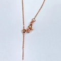 Gros plan d'un collier chaîne O réglable en or rose avec fermoir mousqueton et pendentif - O chaîne / Bracelet 20cm / Or rose