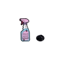 Pin de esmalte con forma de spray y texto Malas Vibras Remover sobre fondo blanco - Malas Vibras Remover (Botella de spray rosa azul)