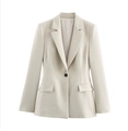 Détail d'un blazer cintré beige avec revers à encoche et fermeture à bouton unique - XS / Haut Beige