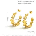 Gedetailleerd beeld van 18K vergulde roestvrijstalen bloemringoorbellen met 25mm diameter - Bloemvormige Ring (790)