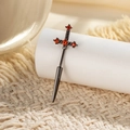Orecchino a spada nera con zircone rosso su supporto minimalista bianco - Croce Nero Rosso (A754-4#)