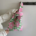 Detalle del bolso de punto con flores, diseño de cuadros verdes y flor rosa - Rosa y Verde