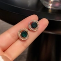 Pendientes vintage de oro con una gran piedra verde esmeralda y un halo de diamantes - Verde