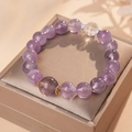 Details des Amethyst-Armbands mit Goldakzenten auf champagnerfarbenem Satinkarton - Amethyst Zirkon Armband (Exquisite Geschenkbox)