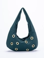 Detail der dunkelgrünen Suede Hobo-Bag mit goldenen Metallösen und nahtlosem Schultergurt - Pfauengrün