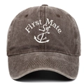 Détail de la broderie First Mate et du logo ancre sur casquette baseball vintage - Café