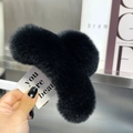 Grande molletta per capelli in peluche nero con morbida consistenza in finta pelliccia - Extra grande / Nero