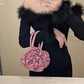 Détail du sac en satin rose avec roses 3D faites à la main et doubles poignées élégantes - Violet