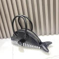 Détail du sac à main créatif en forme de baleine avec ventre rayé et fermeture éclair dorée - Noir