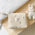 Sac à couches en coton matelassé avec broderie d'olive sur un fond esthétique doux - Sac à couches motif olive