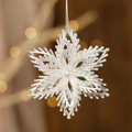 Vue détaillée d'un flocon de neige en acrylique irisé sur fond festif avec effet bokeh - Étoile Hexagramme Irisée
