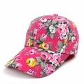 Gedetailleerde macro van de roze bloemen baseballpet met rozenpatroon en canvas - Verstelbaar / Rozerood