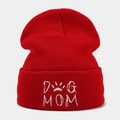 Detailaufnahme der Dog Mom Bestickung und Rippstrick-Textur auf der roten Beanie-Mütze - DOG MOM / Rot