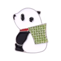 Niedliche Emaille-Panda-Anstecknadel mit rotem Schal und grüner Karotasche - Panda mit Schal und Geschenk-XZ5172