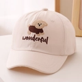 Primer plano del bordado de perro y texto en la gorra de béisbol beige para niños - Blanco Roto