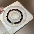 Dettaglio del bracciale con perline di granato e pietra di giada verde avvolta in oro - Legno di Sandalo Rosso Con Giada Simulata (HB3530)