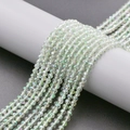 Dettaglio macro di perle in vetro cristallo verde 4mm con finitura cangiante AB per fai-da-te - 4mm (Circa 98 pezzi/Filo) / Verde Primavera