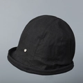 Dettaglio cappello a secchiello nero in lino con logo metallico e bordo arrotolato - M(56-58cm) / Nero