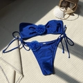 Bikini bandeau azul brillante con flores 3D sobre fondo con textura de gofre - S / Azul