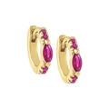 Dettaglio macro di orecchini huggie dorati con zirconi rosso rosa taglio marquise - Zirconia Rosso Rosa