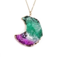 Halskette mit Mond-Anhänger aus lila-grünem Edelstein an einer feinen Goldkette - Grün-Violett Farbverlauf / Edelstahl O-Kette